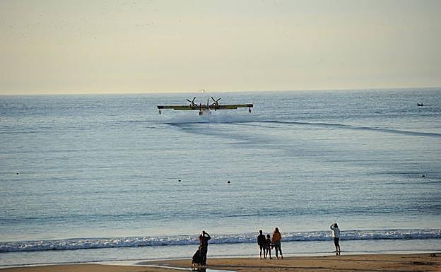 Imagen. El hidroavión acercándose a aguas de la bahía donostiarra. 