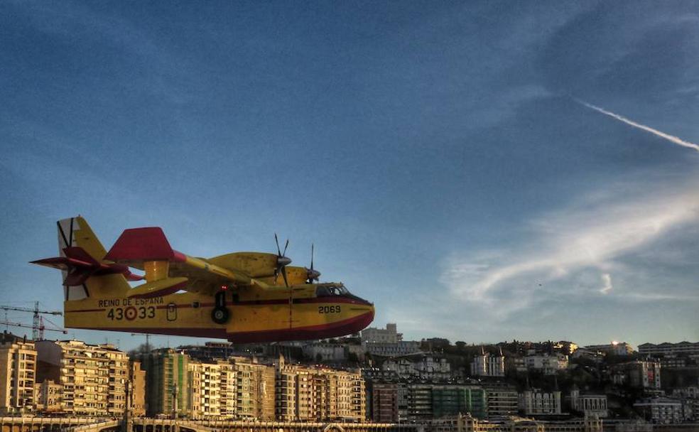 Vídeo. Diversas tomas muestran el amerizaje en plena bahía de La Concha. 