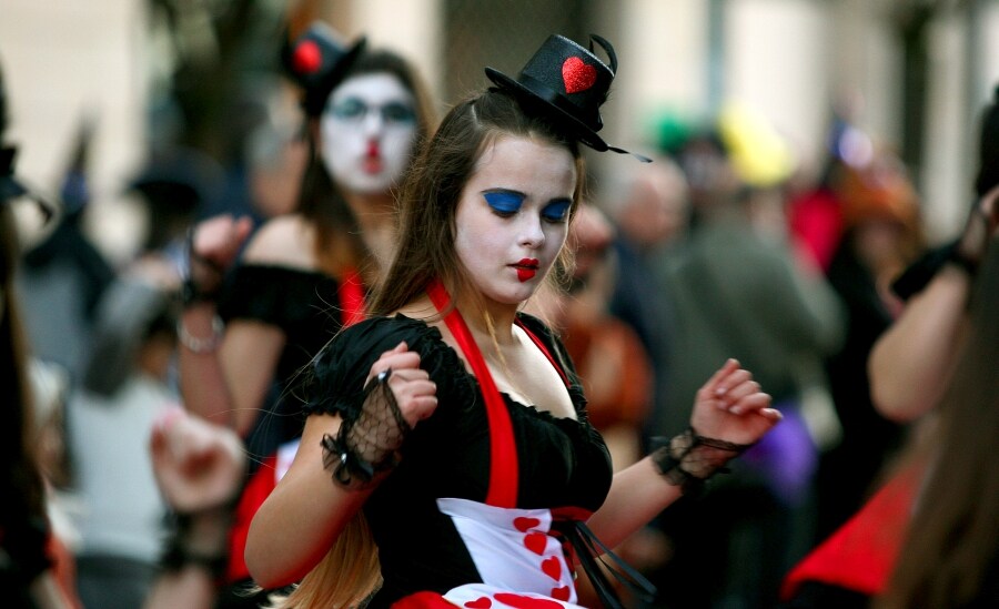 Cientos de vecinos de Errenteria han salido a la calle, con todo tipo de disfraces, para celebrar las fiestas de Carnavales. 