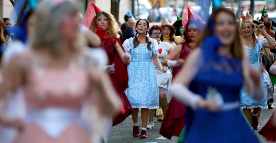 Cientos de vecinos de Errenteria han salido a la calle, con todo tipo de disfraces, para celebrar las fiestas de Carnavales. 