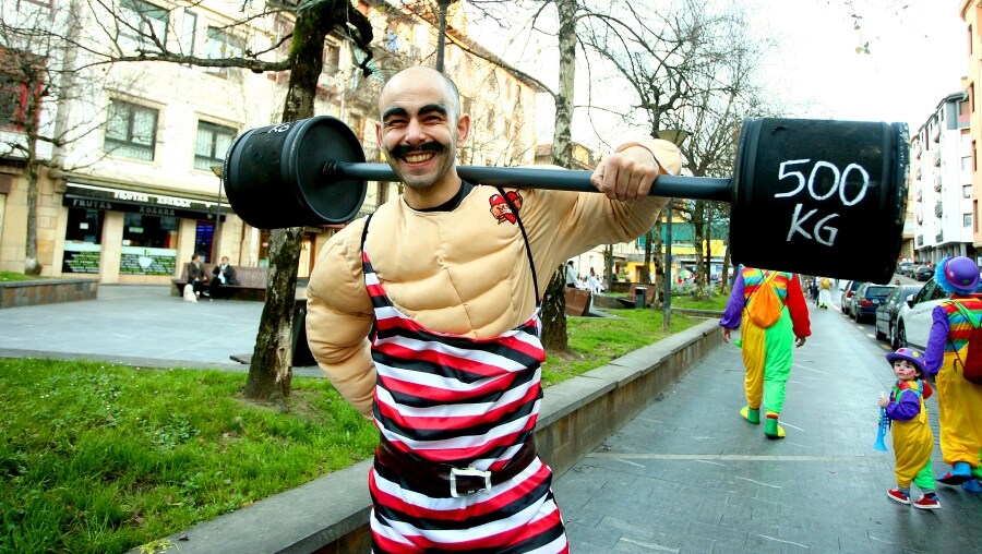 Cientos de vecinos de Errenteria han salido a la calle, con todo tipo de disfraces, para celebrar las fiestas de Carnavales. 