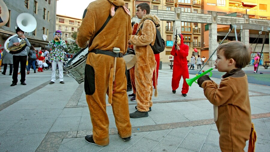 Cientos de vecinos de Errenteria han salido a la calle, con todo tipo de disfraces, para celebrar las fiestas de Carnavales. 