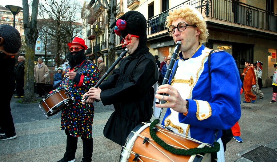 Cientos de vecinos de Errenteria han salido a la calle, con todo tipo de disfraces, para celebrar las fiestas de Carnavales. 