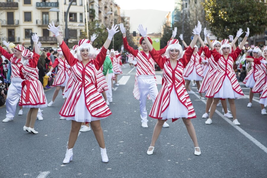 Iruneses de todas las edades han salido a la calle para celebrar el fin de semana de Carnaval. Así, desde primera hora desfiles, bailes y música han tomado el centro de la ciudad. 