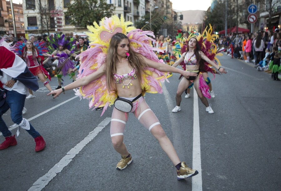 Iruneses de todas las edades han salido a la calle para celebrar el fin de semana de Carnaval. Así, desde primera hora desfiles, bailes y música han tomado el centro de la ciudad. 