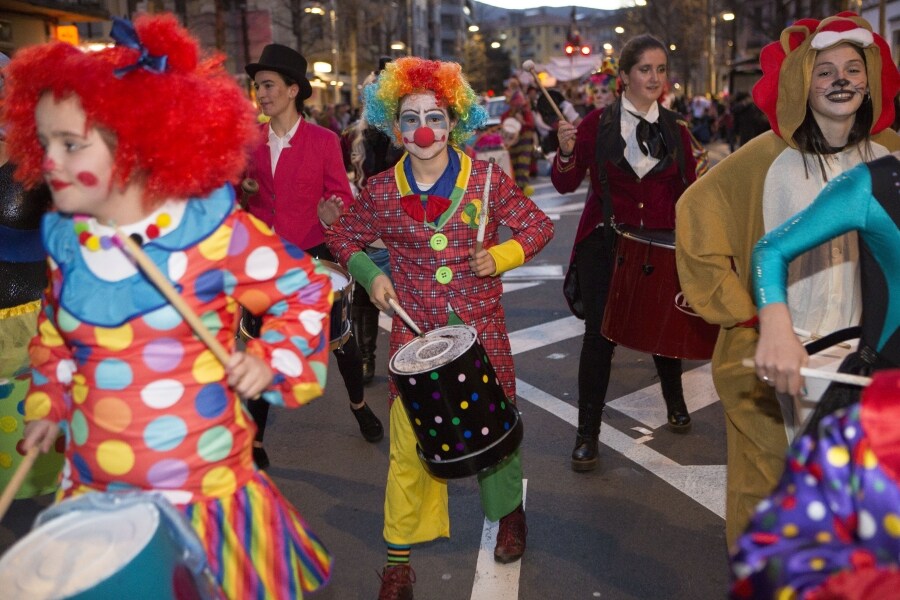 Iruneses de todas las edades han salido a la calle para celebrar el fin de semana de Carnaval. Así, desde primera hora desfiles, bailes y música han tomado el centro de la ciudad. 