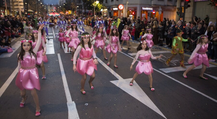 Iruneses de todas las edades han salido a la calle para celebrar el fin de semana de Carnaval. Así, desde primera hora desfiles, bailes y música han tomado el centro de la ciudad. 