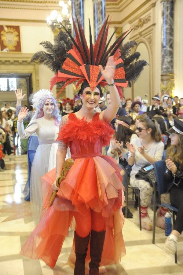 La reina de la fiesta es Maider, egiatarra de 22 años, que lleva 16 en la comparsa de Denok Taldea. Ella y su séquito, compuesto por Ana Gil, Mikel Nuñez y Judith Sánchez, tratan de que todos los donostiarras vivan la fiesta con la ilusión y alegría de su comparsa.