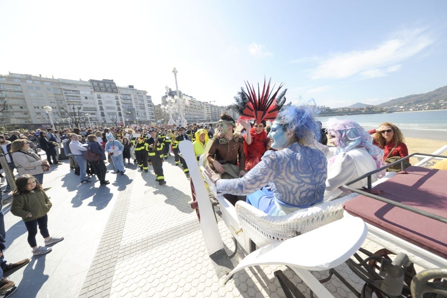 La reina de la fiesta es Maider, egiatarra de 22 años, que lleva 16 en la comparsa de Denok Taldea. Ella y su séquito, compuesto por Ana Gil, Mikel Nuñez y Judith Sánchez, tratan de que todos los donostiarras vivan la fiesta con la ilusión y alegría de su comparsa.