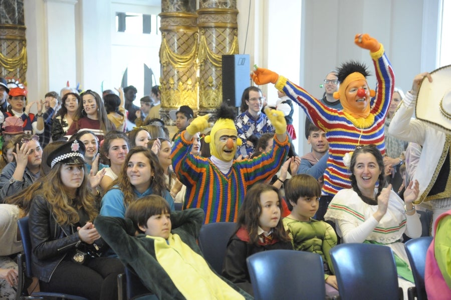 La reina de la fiesta es Maider, egiatarra de 22 años, que lleva 16 en la comparsa de Denok Taldea. Ella y su séquito, compuesto por Ana Gil, Mikel Nuñez y Judith Sánchez, tratan de que todos los donostiarras vivan la fiesta con la ilusión y alegría de su comparsa.