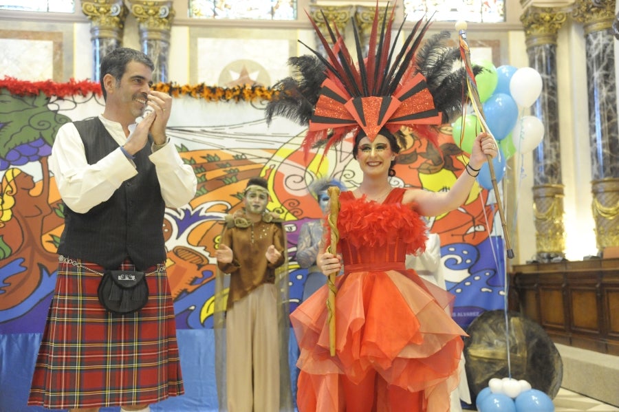 La reina de la fiesta es Maider, egiatarra de 22 años, que lleva 16 en la comparsa de Denok Taldea. Ella y su séquito, compuesto por Ana Gil, Mikel Nuñez y Judith Sánchez, tratan de que todos los donostiarras vivan la fiesta con la ilusión y alegría de su comparsa.