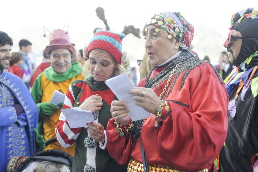 La reina de la fiesta es Maider, egiatarra de 22 años, que lleva 16 en la comparsa de Denok Taldea. Ella y su séquito, compuesto por Ana Gil, Mikel Nuñez y Judith Sánchez, tratan de que todos los donostiarras vivan la fiesta con la ilusión y alegría de su comparsa.