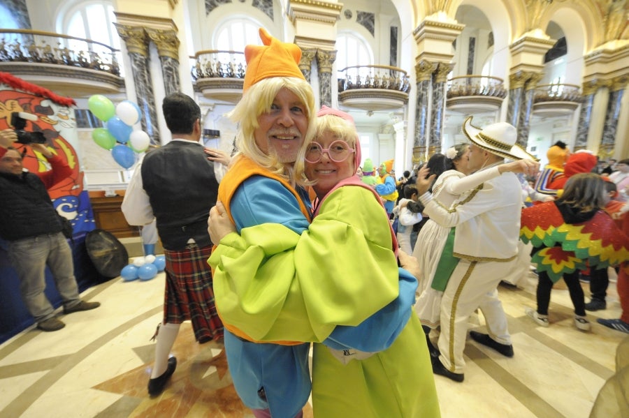 La reina de la fiesta es Maider, egiatarra de 22 años, que lleva 16 en la comparsa de Denok Taldea. Ella y su séquito, compuesto por Ana Gil, Mikel Nuñez y Judith Sánchez, tratan de que todos los donostiarras vivan la fiesta con la ilusión y alegría de su comparsa.