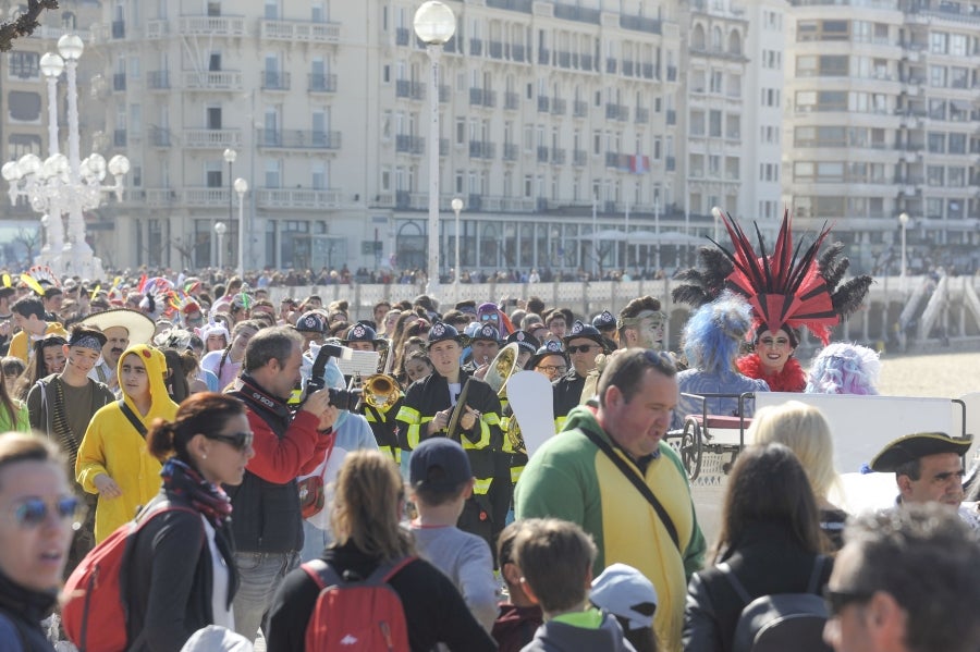 La reina de la fiesta es Maider, egiatarra de 22 años, que lleva 16 en la comparsa de Denok Taldea. Ella y su séquito, compuesto por Ana Gil, Mikel Nuñez y Judith Sánchez, tratan de que todos los donostiarras vivan la fiesta con la ilusión y alegría de su comparsa.