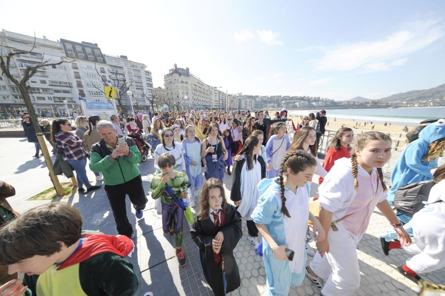 La reina de la fiesta es Maider, egiatarra de 22 años, que lleva 16 en la comparsa de Denok Taldea. Ella y su séquito, compuesto por Ana Gil, Mikel Nuñez y Judith Sánchez, tratan de que todos los donostiarras vivan la fiesta con la ilusión y alegría de su comparsa.