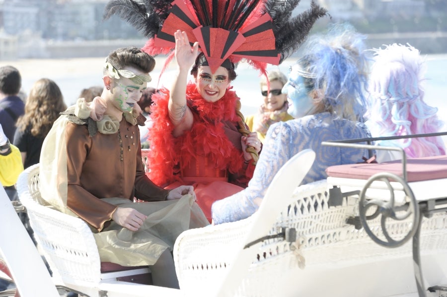 La reina de la fiesta es Maider, egiatarra de 22 años, que lleva 16 en la comparsa de Denok Taldea. Ella y su séquito, compuesto por Ana Gil, Mikel Nuñez y Judith Sánchez, tratan de que todos los donostiarras vivan la fiesta con la ilusión y alegría de su comparsa.