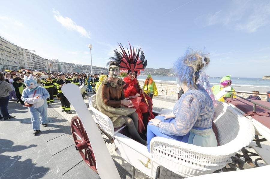 La reina de la fiesta es Maider, egiatarra de 22 años, que lleva 16 en la comparsa de Denok Taldea. Ella y su séquito, compuesto por Ana Gil, Mikel Nuñez y Judith Sánchez, tratan de que todos los donostiarras vivan la fiesta con la ilusión y alegría de su comparsa.