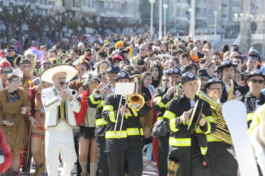 La reina de la fiesta es Maider, egiatarra de 22 años, que lleva 16 en la comparsa de Denok Taldea. Ella y su séquito, compuesto por Ana Gil, Mikel Nuñez y Judith Sánchez, tratan de que todos los donostiarras vivan la fiesta con la ilusión y alegría de su comparsa.