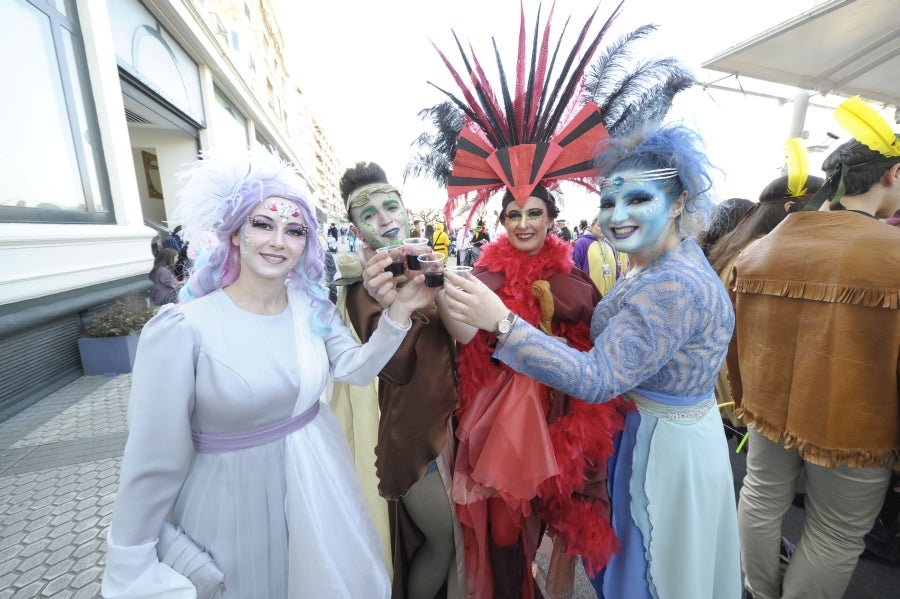 La reina de la fiesta es Maider, egiatarra de 22 años, que lleva 16 en la comparsa de Denok Taldea. Ella y su séquito, compuesto por Ana Gil, Mikel Nuñez y Judith Sánchez, tratan de que todos los donostiarras vivan la fiesta con la ilusión y alegría de su comparsa.