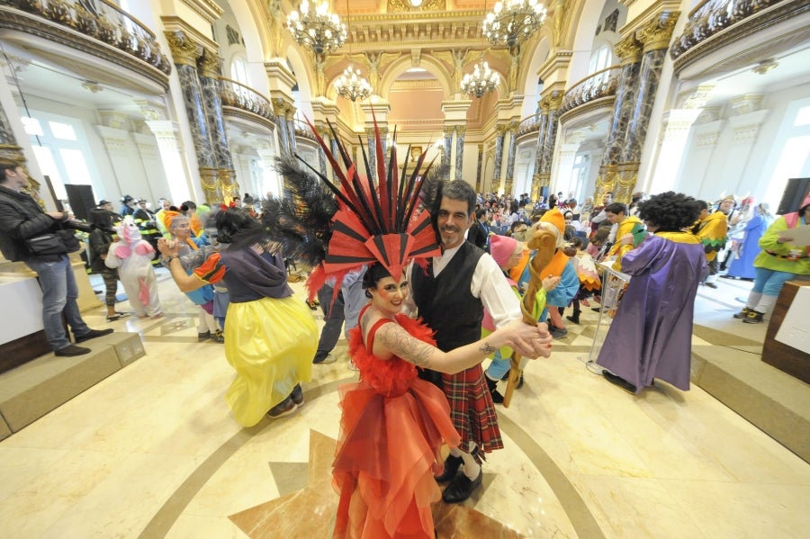 La reina de la fiesta es Maider, egiatarra de 22 años, que lleva 16 en la comparsa de Denok Taldea. Ella y su séquito, compuesto por Ana Gil, Mikel Nuñez y Judith Sánchez, tratan de que todos los donostiarras vivan la fiesta con la ilusión y alegría de su comparsa.