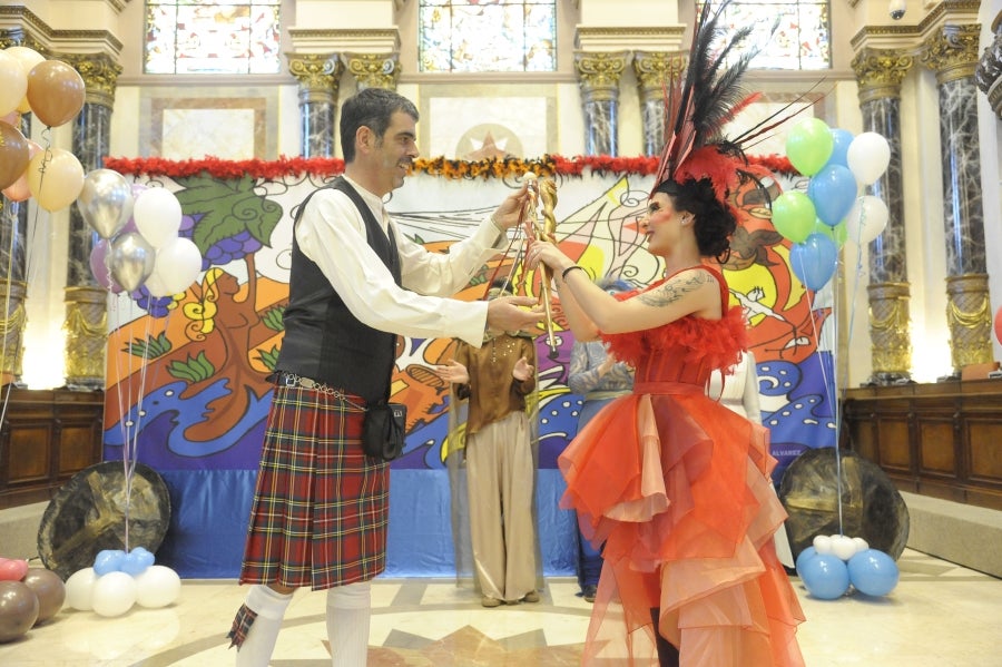 La reina de la fiesta es Maider, egiatarra de 22 años, que lleva 16 en la comparsa de Denok Taldea. Ella y su séquito, compuesto por Ana Gil, Mikel Nuñez y Judith Sánchez, tratan de que todos los donostiarras vivan la fiesta con la ilusión y alegría de su comparsa.