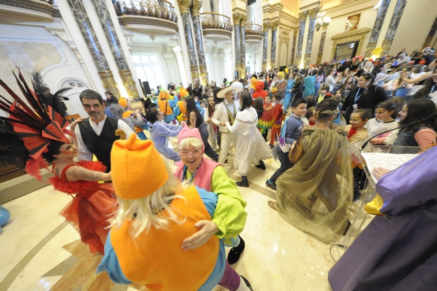 La reina de la fiesta es Maider, egiatarra de 22 años, que lleva 16 en la comparsa de Denok Taldea. Ella y su séquito, compuesto por Ana Gil, Mikel Nuñez y Judith Sánchez, tratan de que todos los donostiarras vivan la fiesta con la ilusión y alegría de su comparsa.