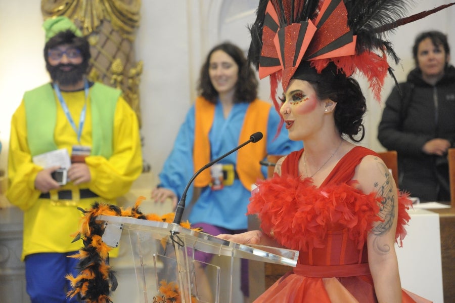 La reina de la fiesta es Maider, egiatarra de 22 años, que lleva 16 en la comparsa de Denok Taldea. Ella y su séquito, compuesto por Ana Gil, Mikel Nuñez y Judith Sánchez, tratan de que todos los donostiarras vivan la fiesta con la ilusión y alegría de su comparsa.