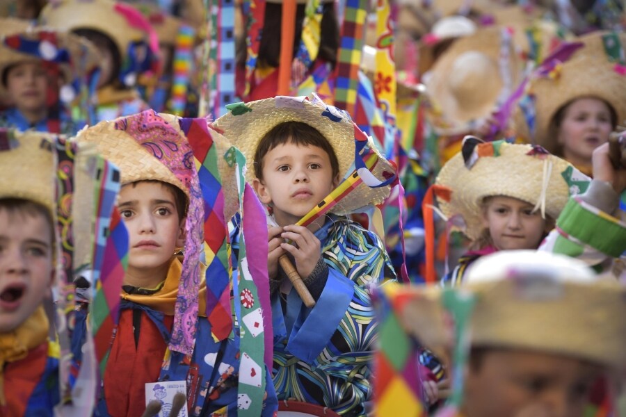 Los Carnavales aterrizan en Tolosa y llenan las calles de música, baile y colores. 