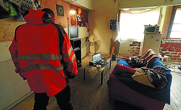 Mikel, en el reportaje hecho en la casa ahora quemada. 