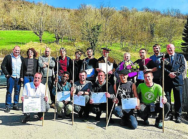 Los nuevos diplomados y los homenajeados posaron con las 'makilas' de honor y las autoridades. 