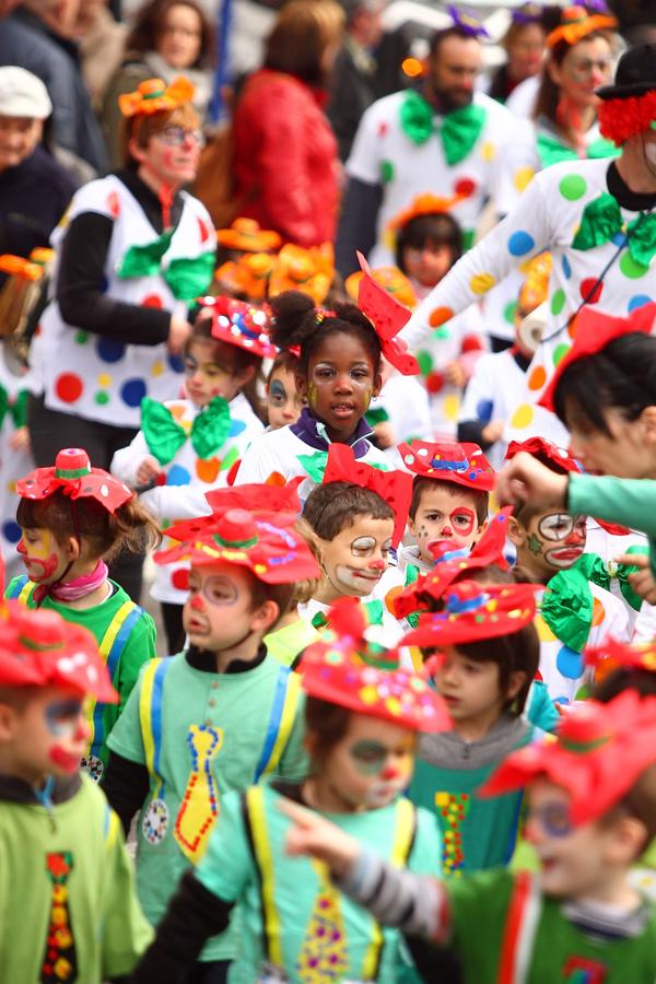 El viernes flaco suele ser el día en el que los centros escolares celebran por las calles el carnaval y el pasado viernes no fue una excepción. 