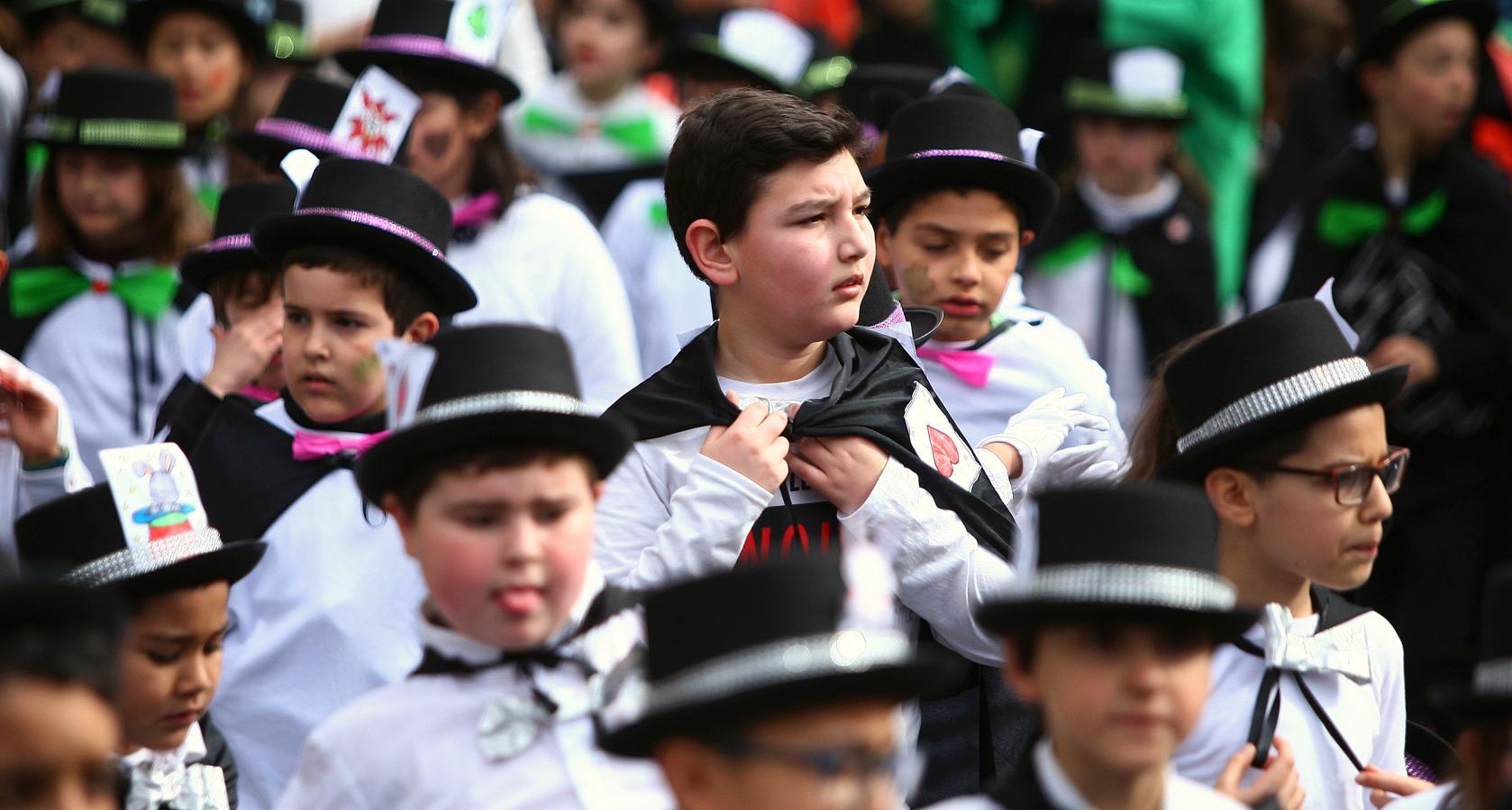 El viernes flaco suele ser el día en el que los centros escolares celebran por las calles el carnaval y el pasado viernes no fue una excepción. 