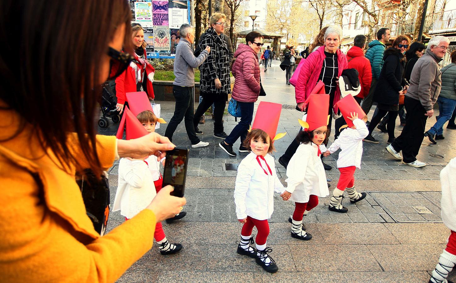 El viernes flaco suele ser el día en el que los centros escolares celebran por las calles el carnaval y el pasado viernes no fue una excepción. 