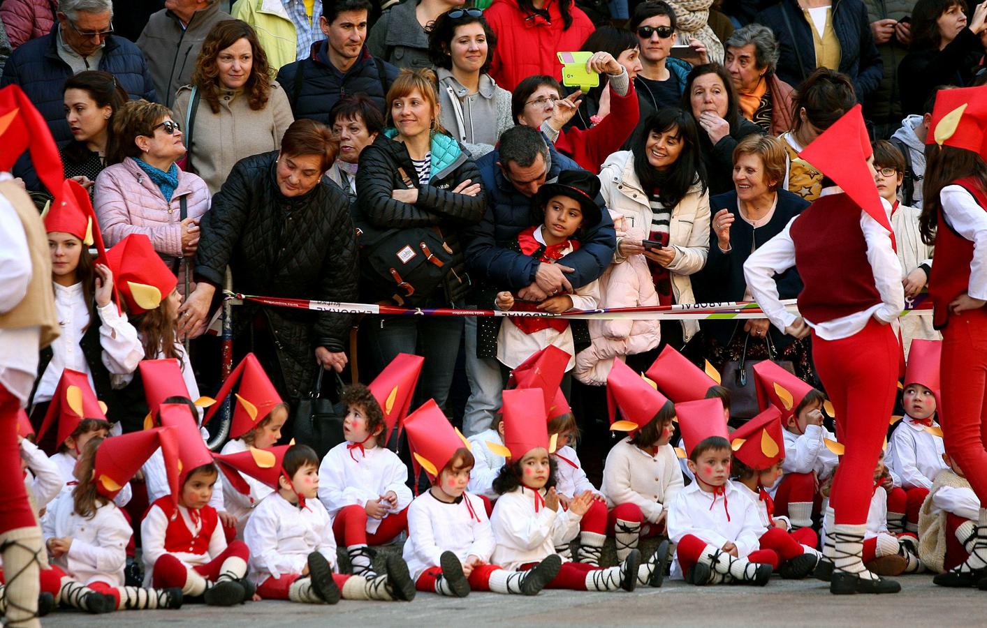 El viernes flaco suele ser el día en el que los centros escolares celebran por las calles el carnaval y el pasado viernes no fue una excepción. 