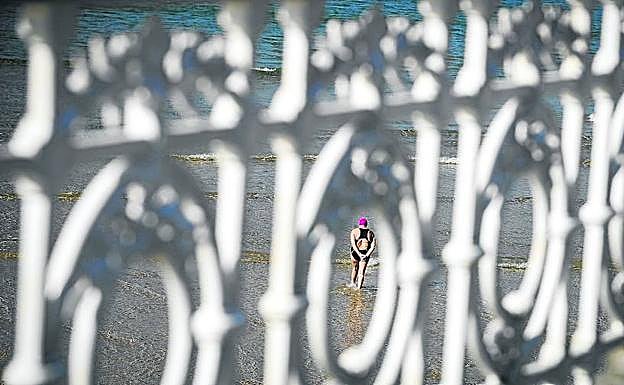Una bañista se dispone a darse un chapuzón en la playa de La Concha el pasado lunes.