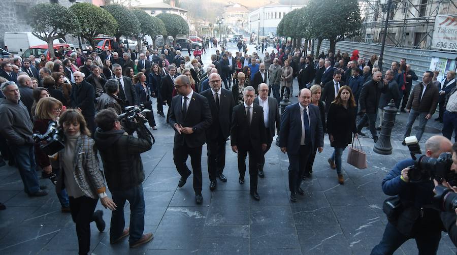 La iglesia de Santa María la Real de Azkoitia se ha quedado pequeña este sábado para acoger a los cientos de personas que han asistido al funeral por el alma del expresidente del PNV Xabier Arzalluz, fallecido el pasado a los 86 años.