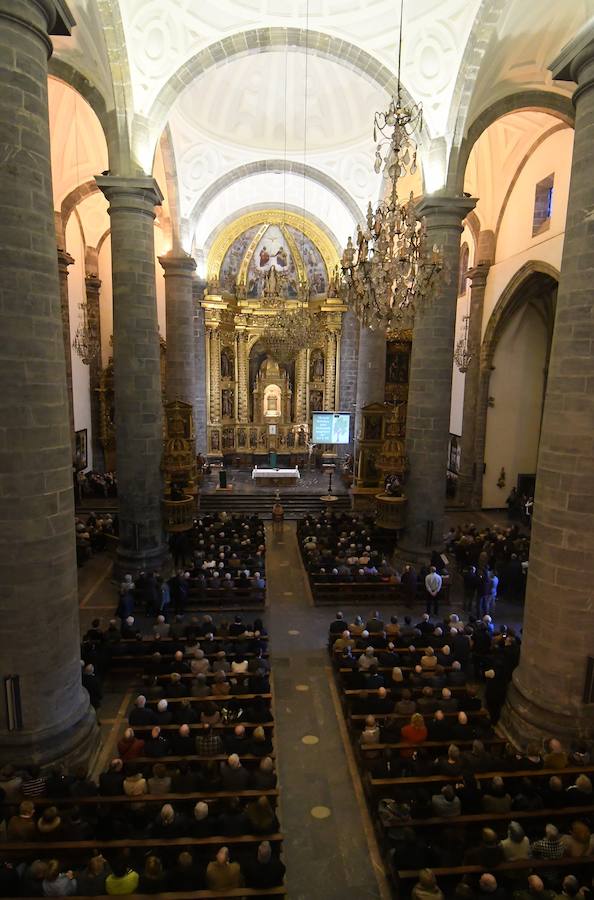 La iglesia de Santa María la Real de Azkoitia se ha quedado pequeña este sábado para acoger a los cientos de personas que han asistido al funeral por el alma del expresidente del PNV Xabier Arzalluz, fallecido el pasado a los 86 años.