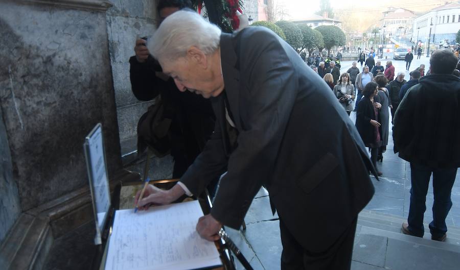 La iglesia de Santa María la Real de Azkoitia se ha quedado pequeña este sábado para acoger a los cientos de personas que han asistido al funeral por el alma del expresidente del PNV Xabier Arzalluz, fallecido el pasado a los 86 años.