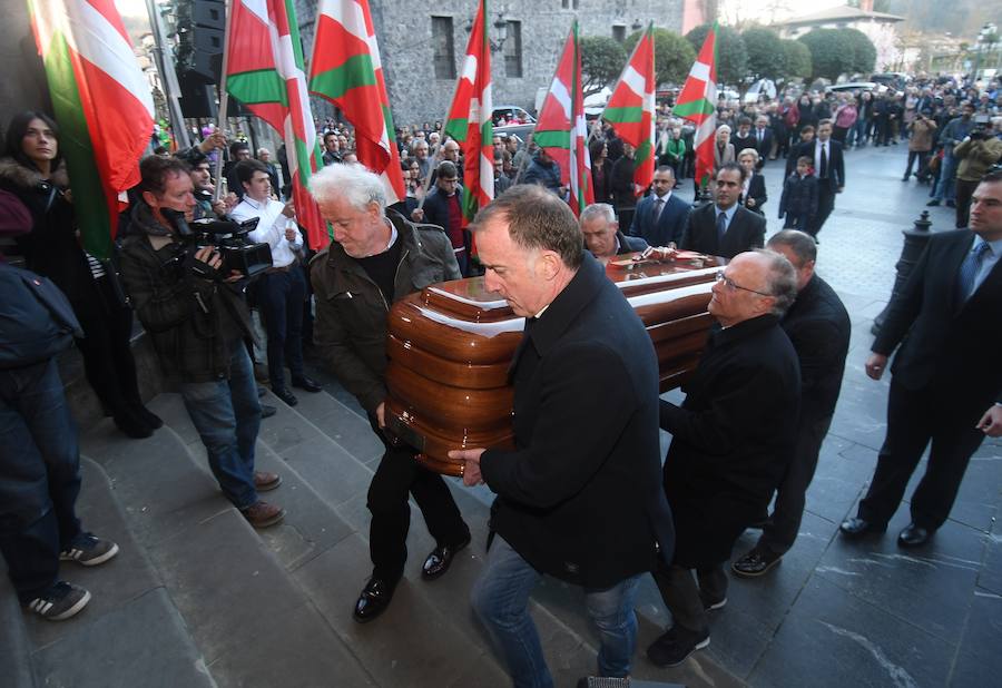 La iglesia de Santa María la Real de Azkoitia se ha quedado pequeña este sábado para acoger a los cientos de personas que han asistido al funeral por el alma del expresidente del PNV Xabier Arzalluz, fallecido el pasado a los 86 años.