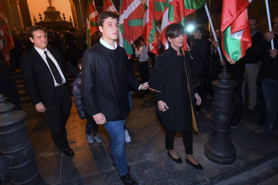 La iglesia de Santa María la Real de Azkoitia se ha quedado pequeña este sábado para acoger a los cientos de personas que han asistido al funeral por el alma del expresidente del PNV Xabier Arzalluz, fallecido el pasado a los 86 años.