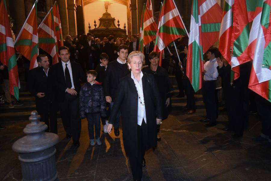 La iglesia de Santa María la Real de Azkoitia se ha quedado pequeña este sábado para acoger a los cientos de personas que han asistido al funeral por el alma del expresidente del PNV Xabier Arzalluz, fallecido el pasado a los 86 años.