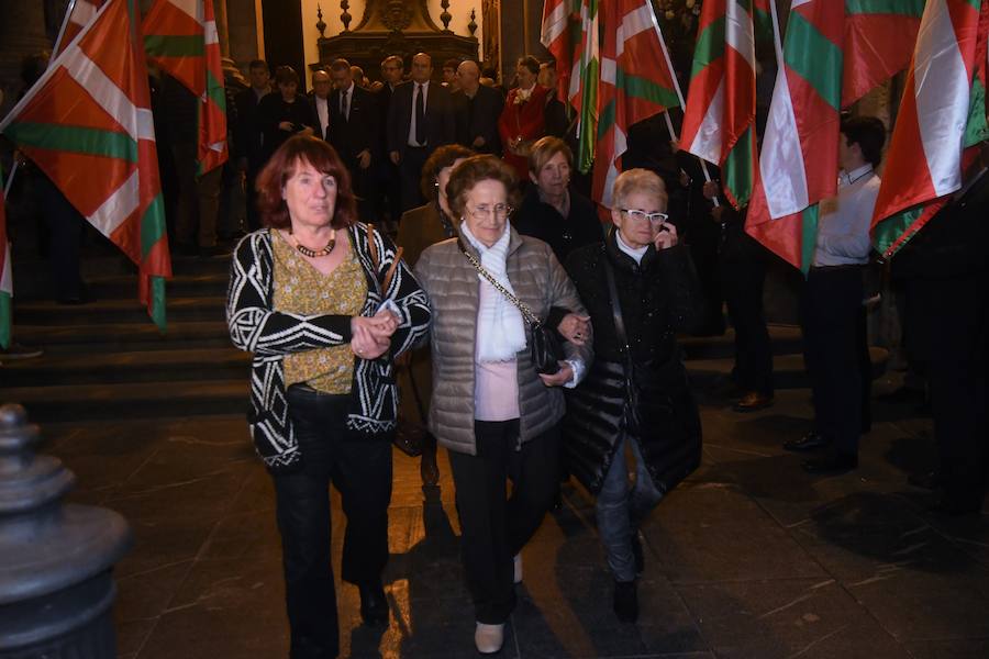 La iglesia de Santa María la Real de Azkoitia se ha quedado pequeña este sábado para acoger a los cientos de personas que han asistido al funeral por el alma del expresidente del PNV Xabier Arzalluz, fallecido el pasado a los 86 años.