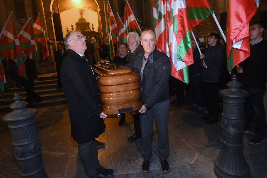 La iglesia de Santa María la Real de Azkoitia se ha quedado pequeña este sábado para acoger a los cientos de personas que han asistido al funeral por el alma del expresidente del PNV Xabier Arzalluz, fallecido el pasado a los 86 años.