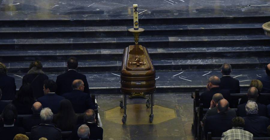 La iglesia de Santa María la Real de Azkoitia se ha quedado pequeña este sábado para acoger a los cientos de personas que han asistido al funeral por el alma del expresidente del PNV Xabier Arzalluz, fallecido el pasado a los 86 años.