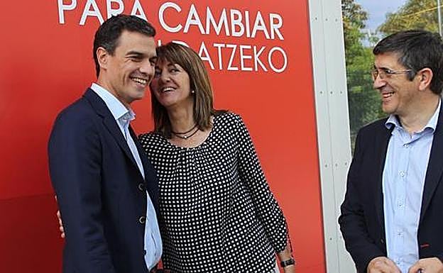 Pedro Sánchez con Idoia Mendia y Patxi López en un acto electoral del PSE.