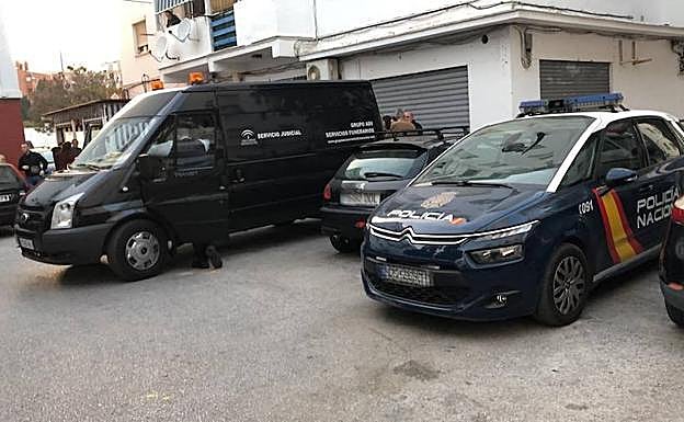 Efectivos policiales y funerarios, en el lugar de los hechos. 