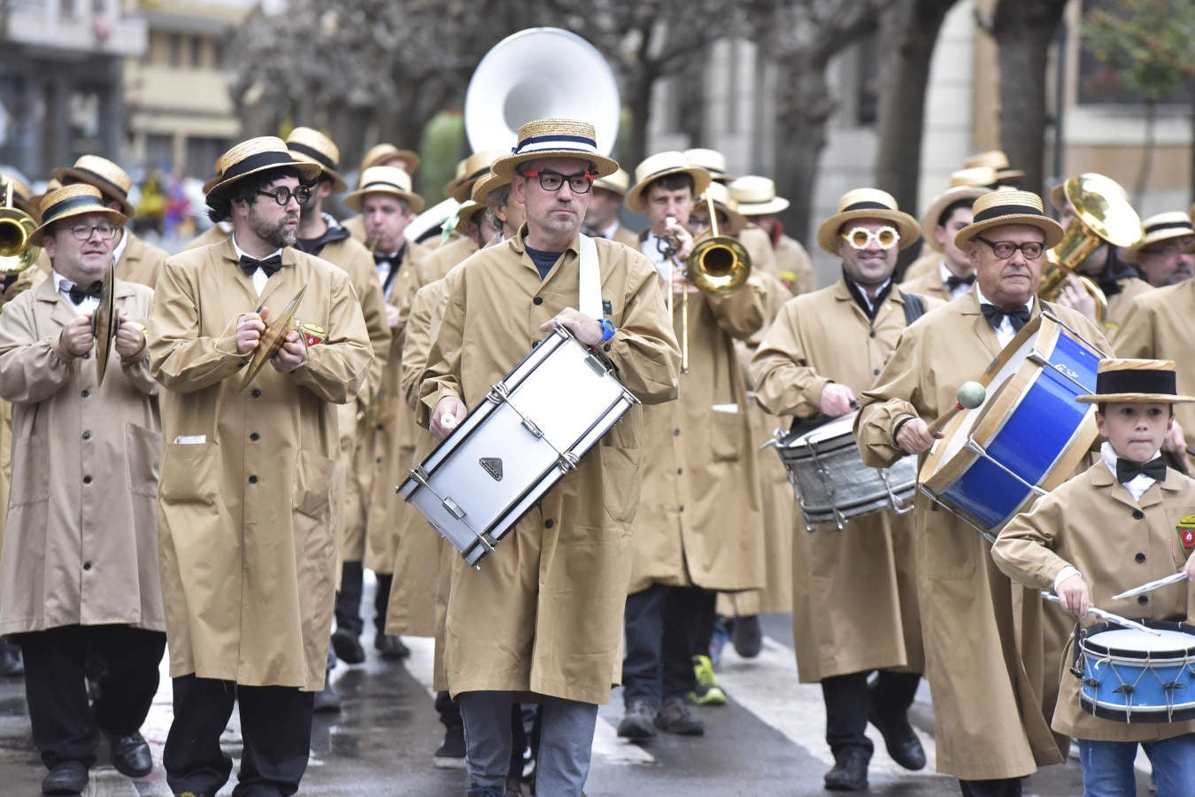 Astelenitak hartu du Tolosa eta, eguraldia lagun, kaleak bete dituzte mozorro eta jaien zaleek.