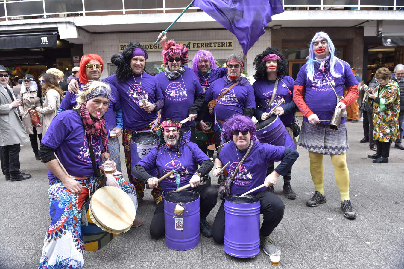 Astelenitak hartu du Tolosa eta, eguraldia lagun, kaleak bete dituzte mozorro eta jaien zaleek.