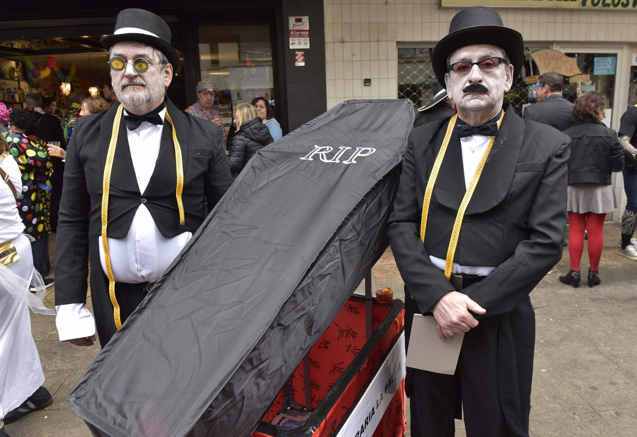 Astelenitak hartu du Tolosa eta, eguraldia lagun, kaleak bete dituzte mozorro eta jaien zaleek.