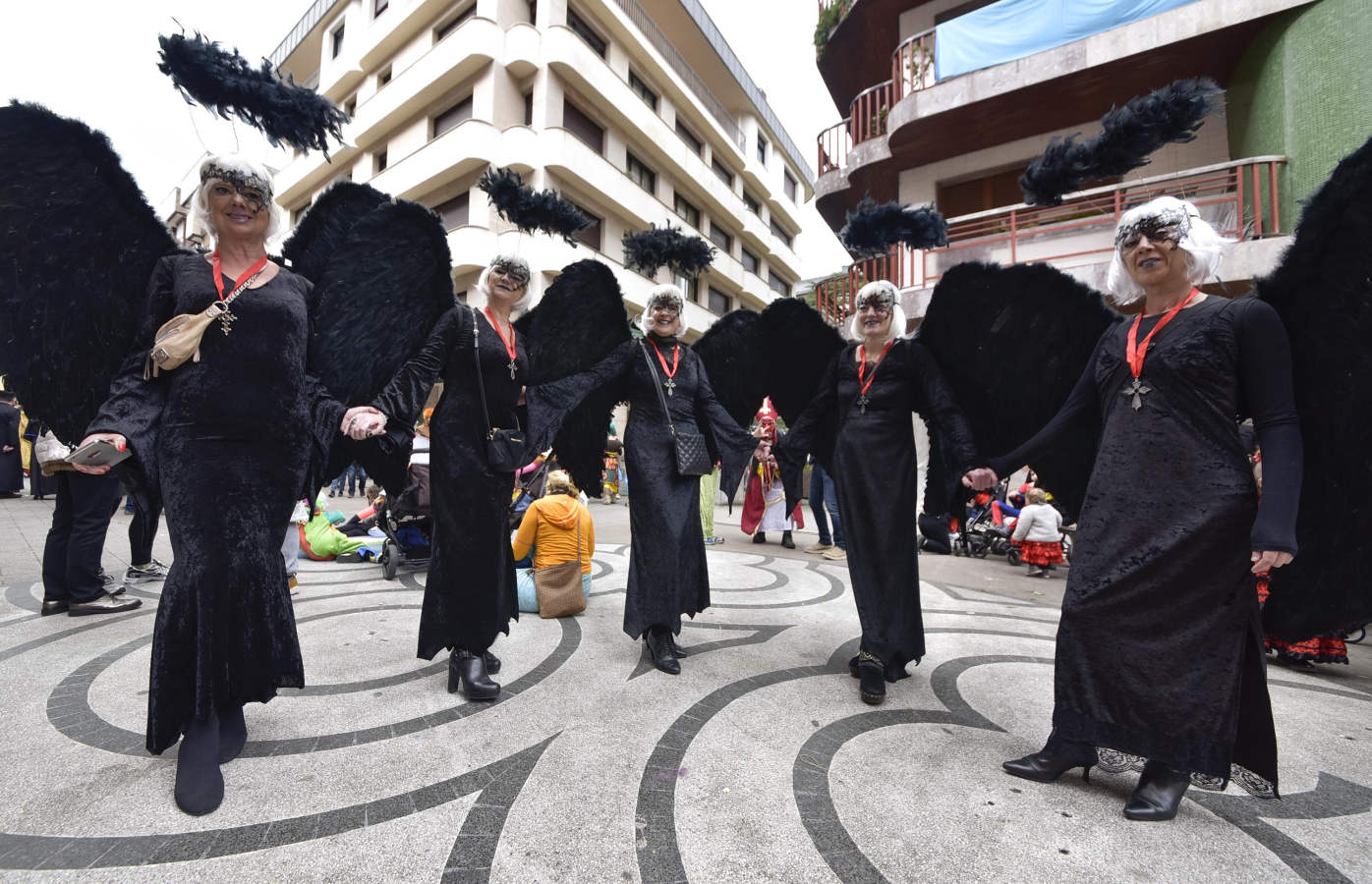 Astelenitak hartu du Tolosa eta, eguraldia lagun, kaleak bete dituzte mozorro eta jaien zaleek.